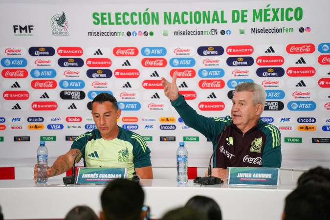 Javier Aguirre y Andrés Guardado durante la conferencia de prensa previa al partido amistoso de la Selección Nacional de México contra Estados Unidos que se jugará este martes en el estadio Akron de Guadalajara.