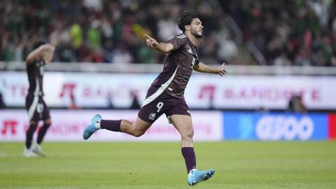 Raúl Jiménez festeja su gol a Estados Unidos.