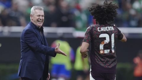 Javier Aguirre felicita a César Huerta, el autor del segundo gol contra Estados unidos.