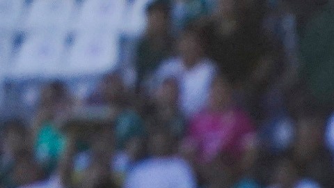 León, Guanajuato. 26 de Octubre de 2024. Ettson Ayón y Omar Mendoza, durante el partido correspondiente a la jornada 14 del torneo Apertura 2024 de la Liga BBVA MX, entre los Esmeraldas del León y los Gallos blancos de Queretaro disputado en el estadio León. Foto: Imago7/Sebastián Laureano Miranda
