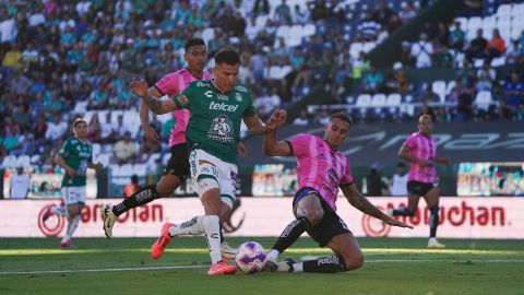 León, Guanajuato. 26 de Octubre de 2024. Ettson Ayón y Omar Mendoza, durante el partido correspondiente a la jornada 14 del torneo Apertura 2024 de la Liga BBVA MX, entre los Esmeraldas del León y los Gallos blancos de Queretaro disputado en el estadio León. Foto: Imago7/Sebastián Laureano Miranda