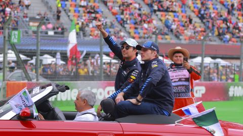 Sergio Pérez y Max Verstappen, pilotos de la escuderia Red Bull, durante la carrera del Gran Premio de México 2024 de Fórmula 1, celebrada en el Autódromo Hermanos Rodríguez.