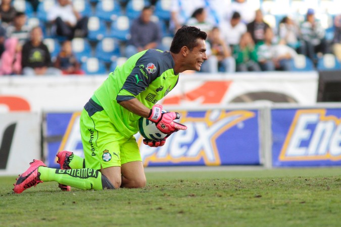 Puebla, Puebla, 22 de noviembre de 2014. Oswaldo Sánchez de Santos; durante el partido correspondiente a la Jornada 17 del torneo Apertura 2014 de la Liga Bancomer MX, entre la Franja del Puebla y Santos Laguna, celebrado en el Estadio Cuauhtémoc. Foto: Imago7/