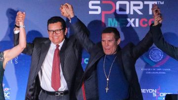 Fernando Valenzuela junto a Julio César Chávez.