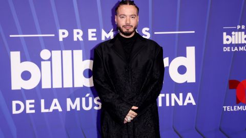 J Balvin es reconocido por su labor humanitaria en el los Premios Billboard.