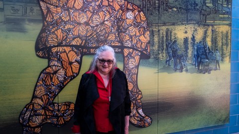 La artista Judy Baca admira su mural ‘La Salsera’ ubicado en LA Plaza de Cultura y Artes.