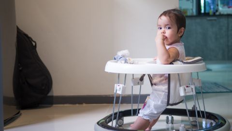 Los peligros ocultos de las andaderas para bebés: Lo que toda familia latina debe saber