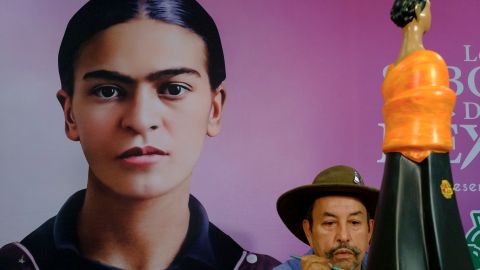 Ricardo Soltero pinta una replica de monumento de Frida Kahlo en el Consulado General de Mexico en Los Angeles.