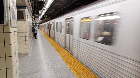 Autoridades investigan el descarrilamiento del tren del metro en Massachusetts.