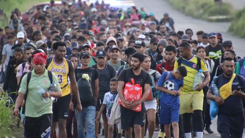 Migrantes de más de 10 países caminan con la esperanza de ser escuchados por la presidenta Claudia Sheinbaum