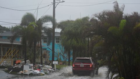 Huracán Milton cae a categoría 3 mientras ya toca tierra por la costa del golfo de Florida