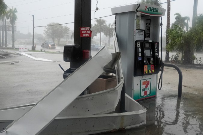 Centro y sur de Florida reportan 500,000 hogares sin energía