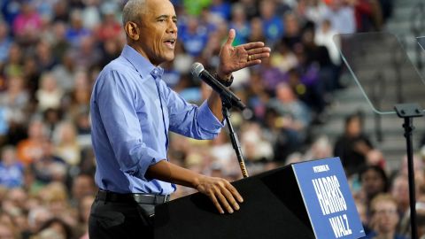 Barack Obama está en campaña, movilizando a los votantes para que voten por Kamala Harris.