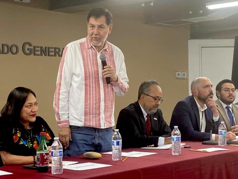 Líder del Senado Mexicano defiende reforma judicial en Los Ángeles - La Opinión