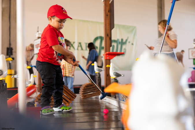 Averigua qué tal hábil eres para el golf con este espacio emergente creado para toda la familia