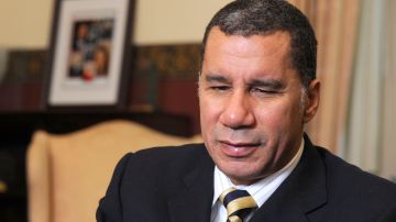 El entonces gobernador de Nueva York, David Paterson, habla durante una entrevista en el Capitolio de Albany, Nueva York, el martes 30 de noviembre de 2010.