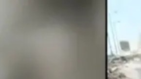 Qamar cargó a su hermana en la espalda para llevarla hasta el hospital.