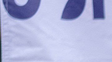 Vanessa Amarayo, directora de Alliance for a Better Community (ABC), habla al micrófono.