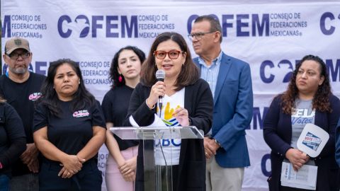 Vanessa Amarayo, directora de Alliance for a Better Community (ABC), habla al micrófono.
