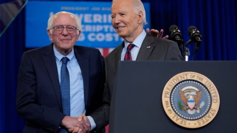 El presidente Joe Biden y el senador Bernie Sanders promovieron logros alcanzados con rebaja de precios de medicamentos.