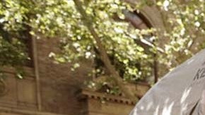 Persona sin hogar durmiendo en la calle