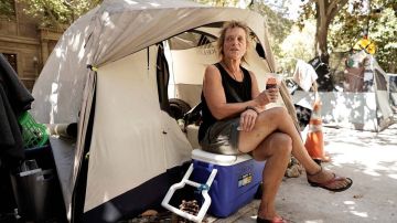 Persona sin hogar durmiendo en la calle