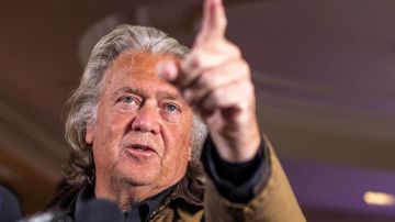 Steve Bannon se autodefine como "preso político de Kamala Harris" al salir de prisión