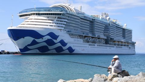 El Sun Princess tiene una longitud de 1,133 pies (345 metros) y una altura de 200 pies (61 metros).