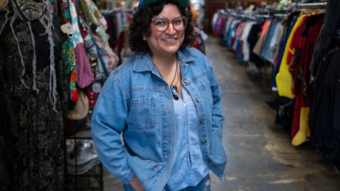 Denisse Rodarte, dueña de Sunday’s Best Vintage, posa para un retrato en su negocio en Echo Park.