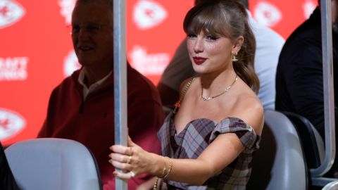 Taylor Swift sorprendió al mundo con su maquillaje con brillos.