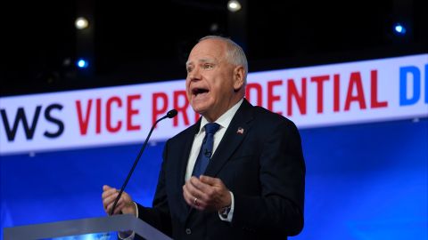 El candidato demócrata a la vicepresidencia, el gobernador de Minnesota, Tim Walz, durante el debate vicepresidencial.