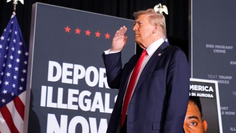 Trump reforzó falsedades contra inmigrantes en un mitin en Aurora, Colorado, el 11 de octubre de 2024.