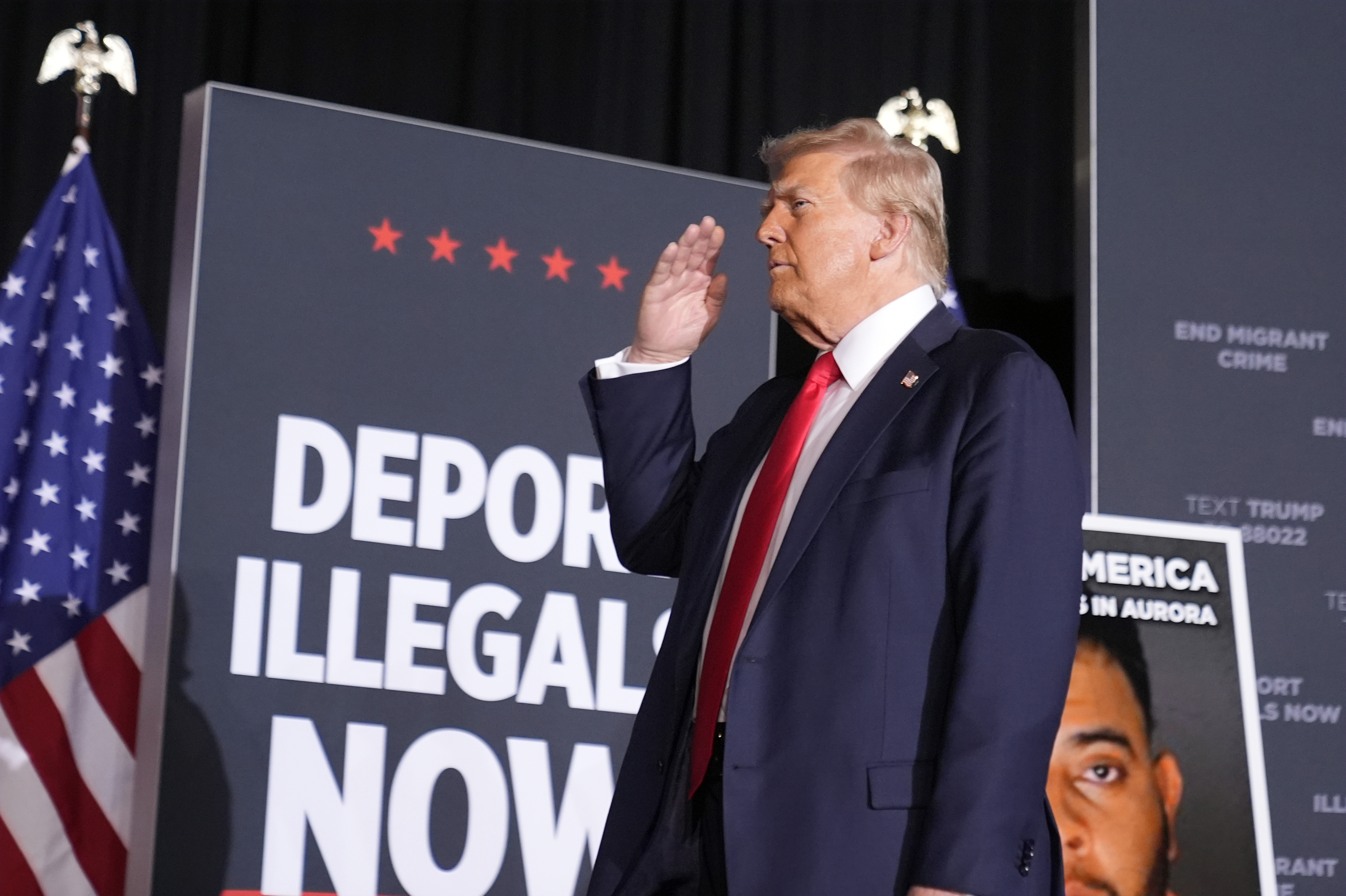 Trump reforzó falsedades contra inmigrantes en un mitin en Aurora, Colorado, el 11 de octubre de 2024.
