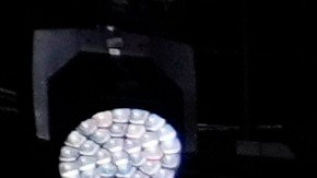 Donald Trump hace una pausa debido a dificultades técnicas en un mitin de campaña, en Detroit.