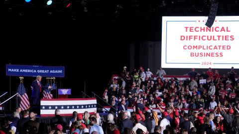 Donald Trump hace una pausa debido a dificultades técnicas en un mitin de campaña, en Detroit.