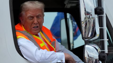 Trump habla con periodistas mientras está sentado en un camión de basura en Green Bay, Wisconsin.