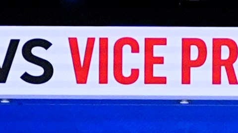 El senador J.D. Vance, a la izquierda, y el gobernador de Minnesota, Tim Walz, se dan la mano al llegar al debate vicepresidencial.