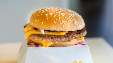 Vinculan brote de E. coli en EE.UU. con hamburguesas Quarter Pounder de McDonald's