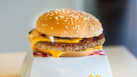 Vinculan brote de E. coli en EE.UU. con hamburguesas Quarter Pounder de McDonald's