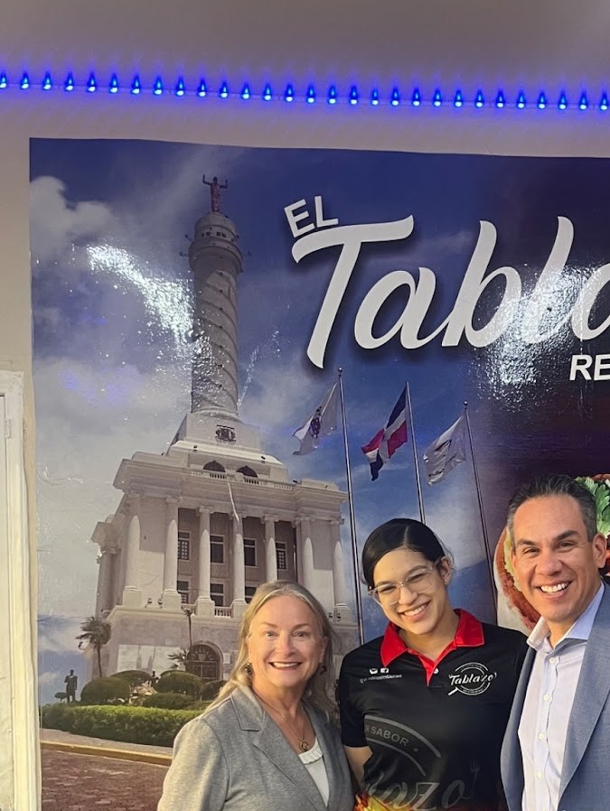 Los congresistas Pete Aguilar (der.) y Susan Wild (izq.) se reunieron con empresarios latinos.