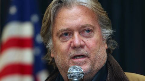 Steve Bannon, exasesor de Donald Trump sale de prisión.