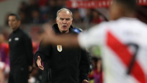 El entrenador de Uruguay, Marcelo Bielsa, reacciona en un partido de las eliminatorias sudamericanas para el Mundial de 2026 ante Perú en el estadio Nacional de Perú en Lima.