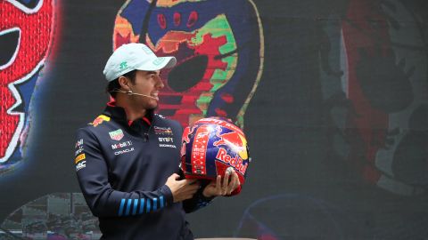 Sergio "Checo" Pérez posando con el casco que utilizará durante este fin de semana en el Gran Premio de México.