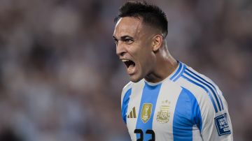 AMDEP8902. BUENOS AIRES (ARGENTINA), 15/10/2024.- Lautaro Martínez de Argentina celebra su gol este martes, en un partido de las eliminatorias sudamericanas para el Mundial de 2026 entre Argentina y Bolivia, en el estadio Más Monumental en Buenos Aires (Argentina). EFE/ Luciano González