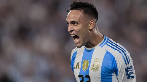 AMDEP8902. BUENOS AIRES (ARGENTINA), 15/10/2024.- Lautaro Martínez de Argentina celebra su gol este martes, en un partido de las eliminatorias sudamericanas para el Mundial de 2026 entre Argentina y Bolivia, en el estadio Más Monumental en Buenos Aires (Argentina). EFE/ Luciano González