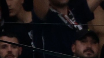 El portero Real Madrid Thibaut Courtois detiene un balón ante Robin Le Normand, del Atlético, durante el partido de la LaLiga disputado el domingo en el estadio Metropolitano.