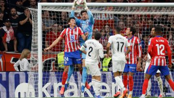 El portero Real Madrid Thibaut Courtois detiene un balón ante Robin Le Normand, del Atlético, durante el partido de la LaLiga disputado el domingo en el estadio Metropolitano.