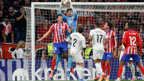 El portero Real Madrid Thibaut Courtois detiene un balón ante Robin Le Normand, del Atlético, durante el partido de la LaLiga disputado el domingo en el estadio Metropolitano.