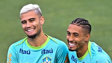 Andreas Pereira y Raphinha, jugadores de la Selección de Brasil durante un entrenamiento preparatorio para el partido contra Perú este sábado en el estadio Valmir Campelo Bezerra en Brasilia.