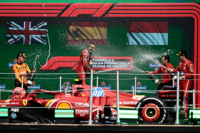 El español de Ferrari, Carlos Sainz Jr., celebrando su segunda victoria de la temporada 2024 de la Fórmula 1.